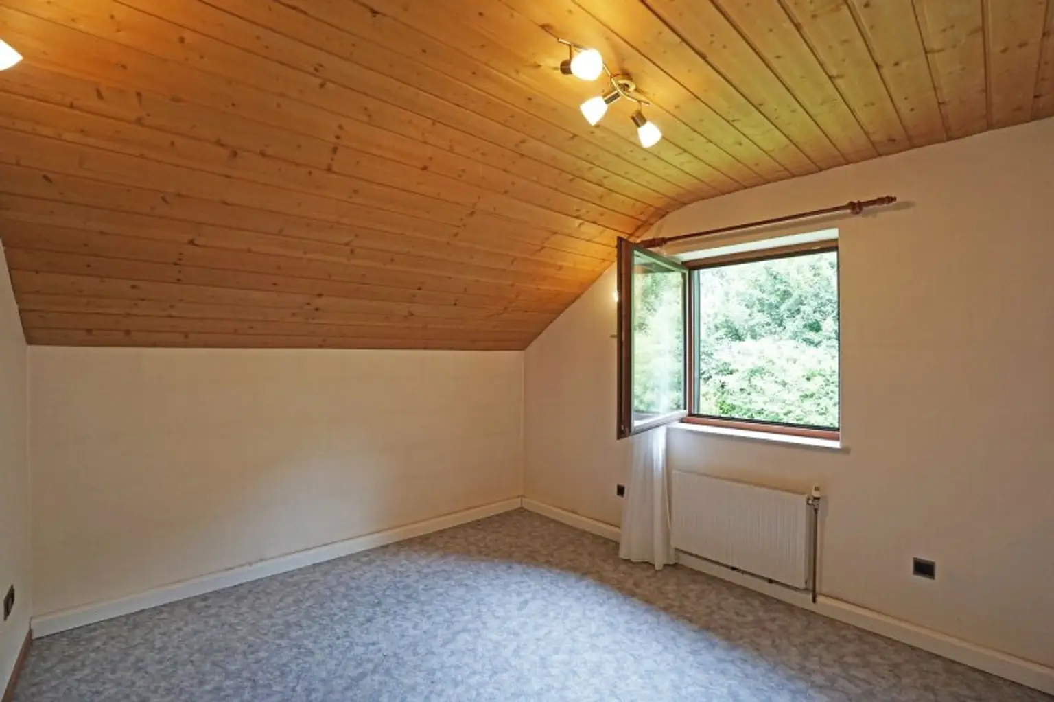 Familienidyll in Grünruhelage am Waldrand mit großem Garten, Schwimmbecken und Sauna