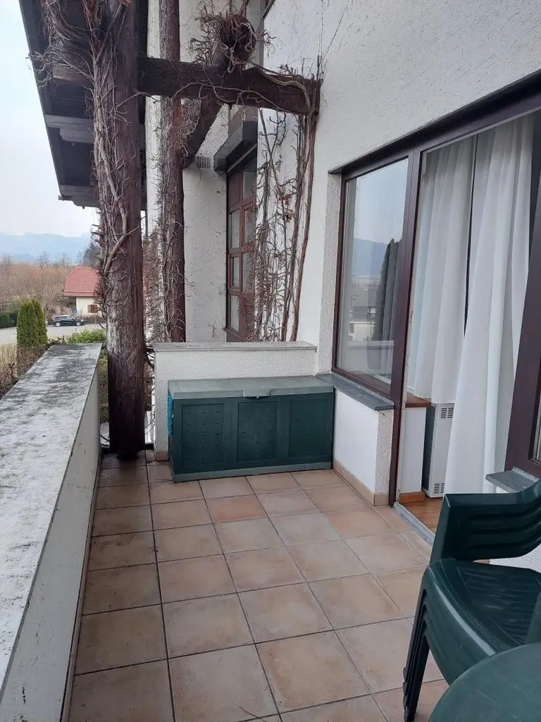 Außergewöhnliche 2,5 Zimmer Wohnung mit Seeblick
