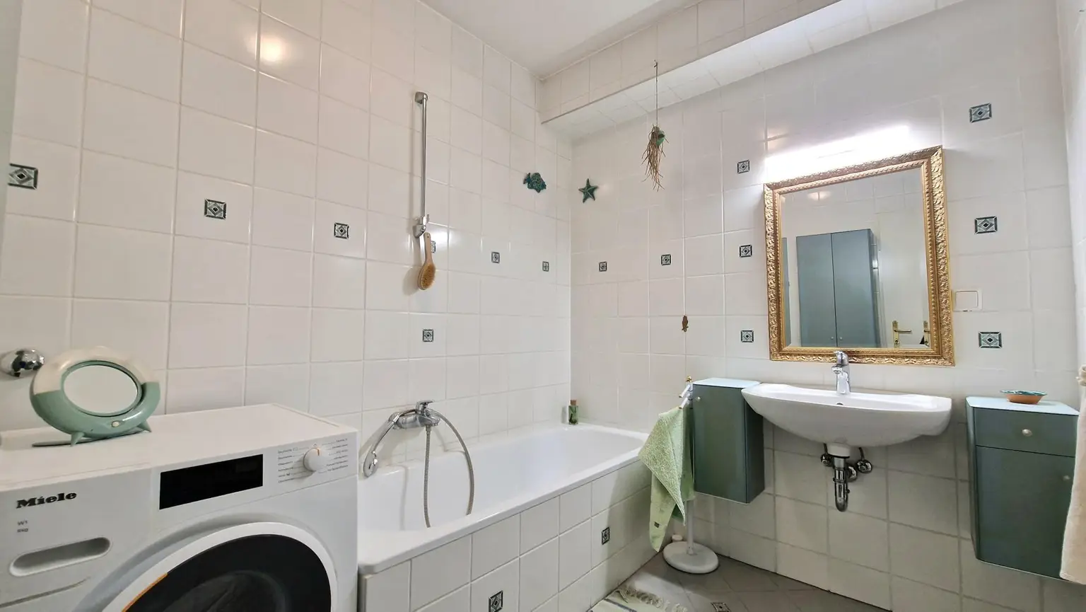 Bad mit Wanne und WC