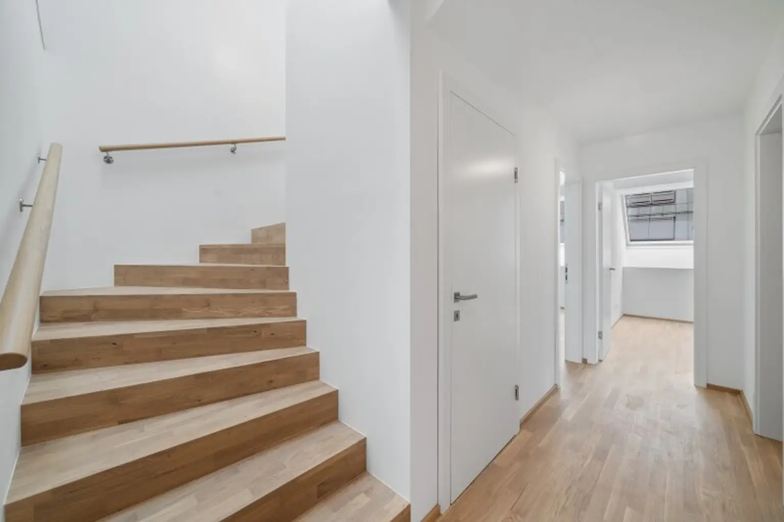 4-Zimmer-Dachgeschosswohnung (Massivbauweise) mit Terrassen in generalsaniertem Altbau