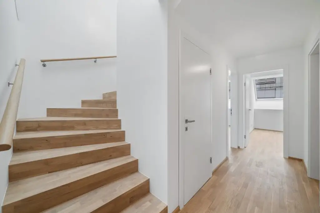 4-Zimmer-Dachgeschosswohnung (Massivbauweise) mit Terrassen in generalsaniertem Altbau