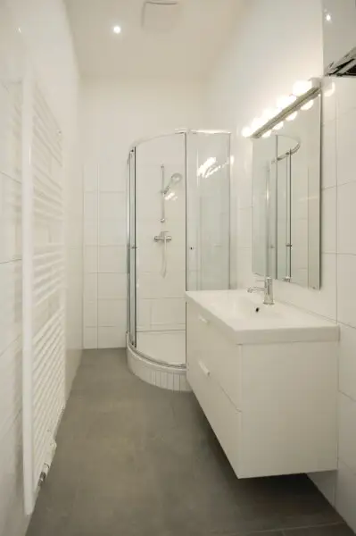 GROSSZÜGIG GESCHNITTENER 2-ZIMMER-ALTBAU IN TOLLER LAGE