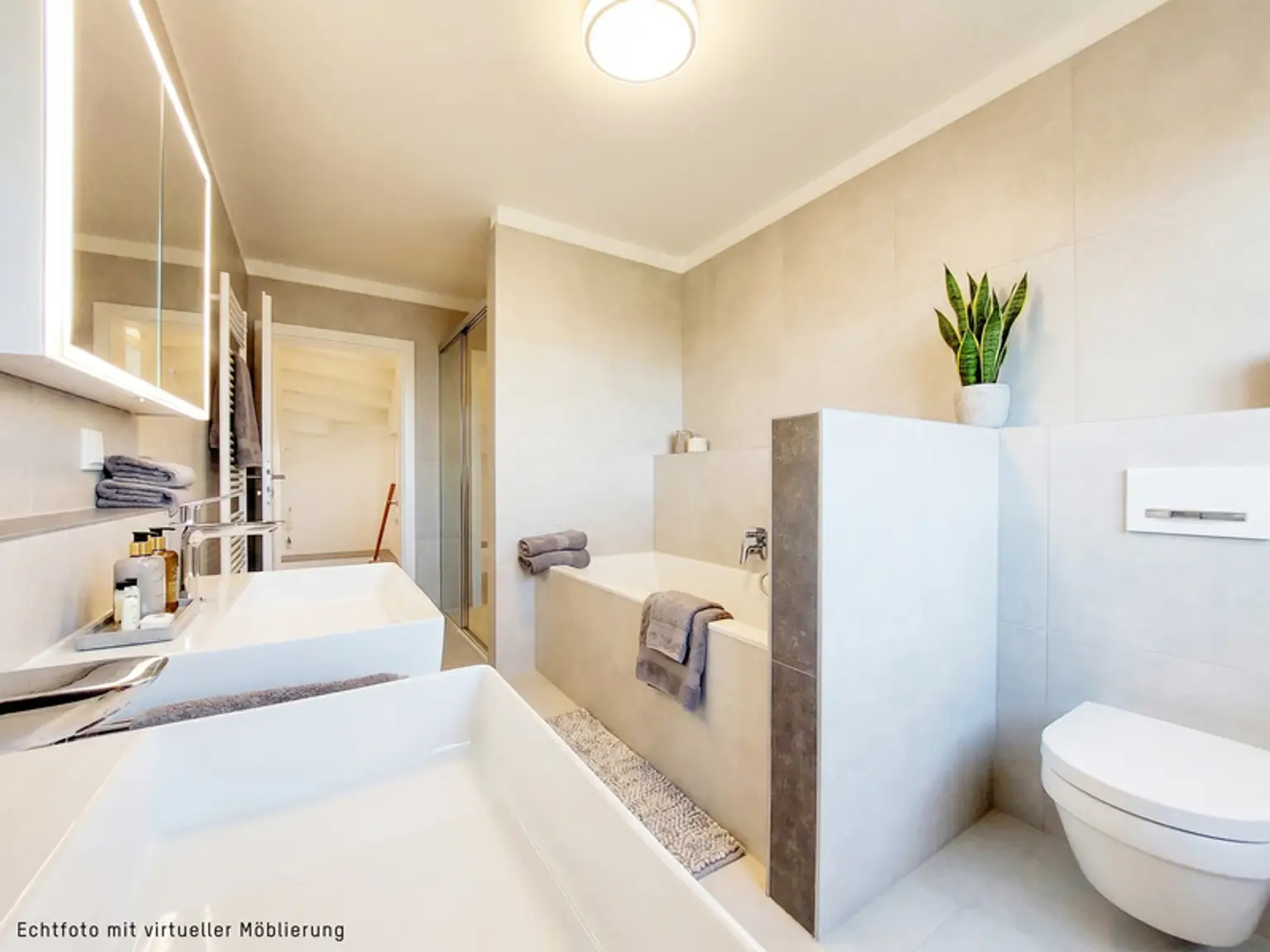 Bad mit Dusche, Badewanne und WC