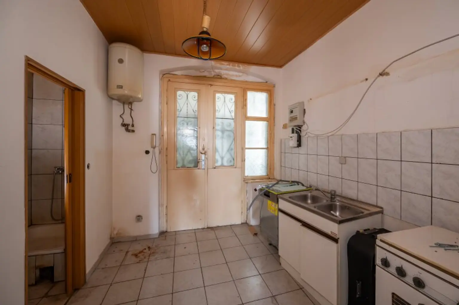 ++NEU++ Sanierungsbedürftige 2-Zimmer Altbau-Wohnung