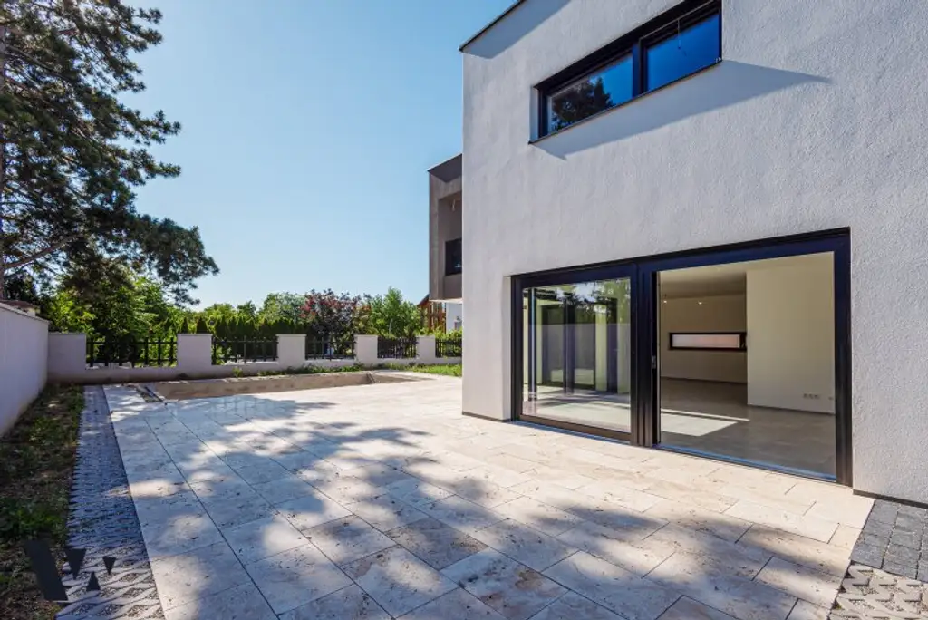 MODERNES DESIGNERHAUS MIT GARTEN & POOL | ERSTBEZUG | VIDEO-PRÄSENTATION