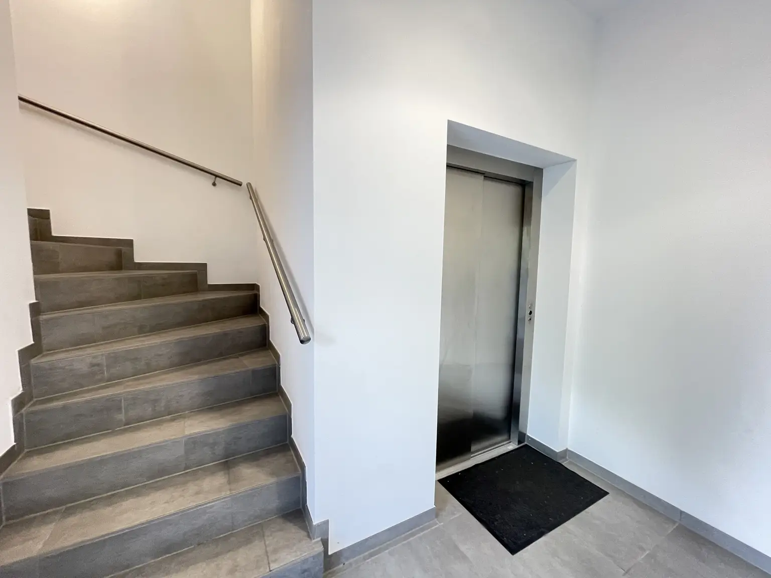 Treppenhaus + Fahrstuhl im Erdgeschoss
