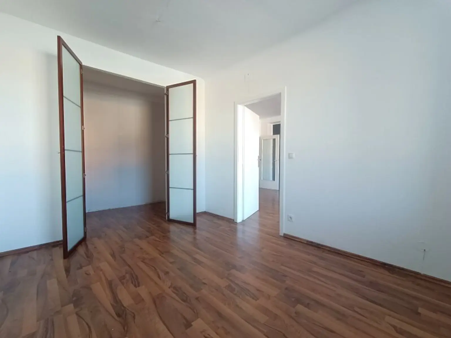Sanierungsbedürftige 2-Zimmer Wohnung mit Loggia und idealer Verkehrsanbindung - Nähe U6 Dresdner Straße!