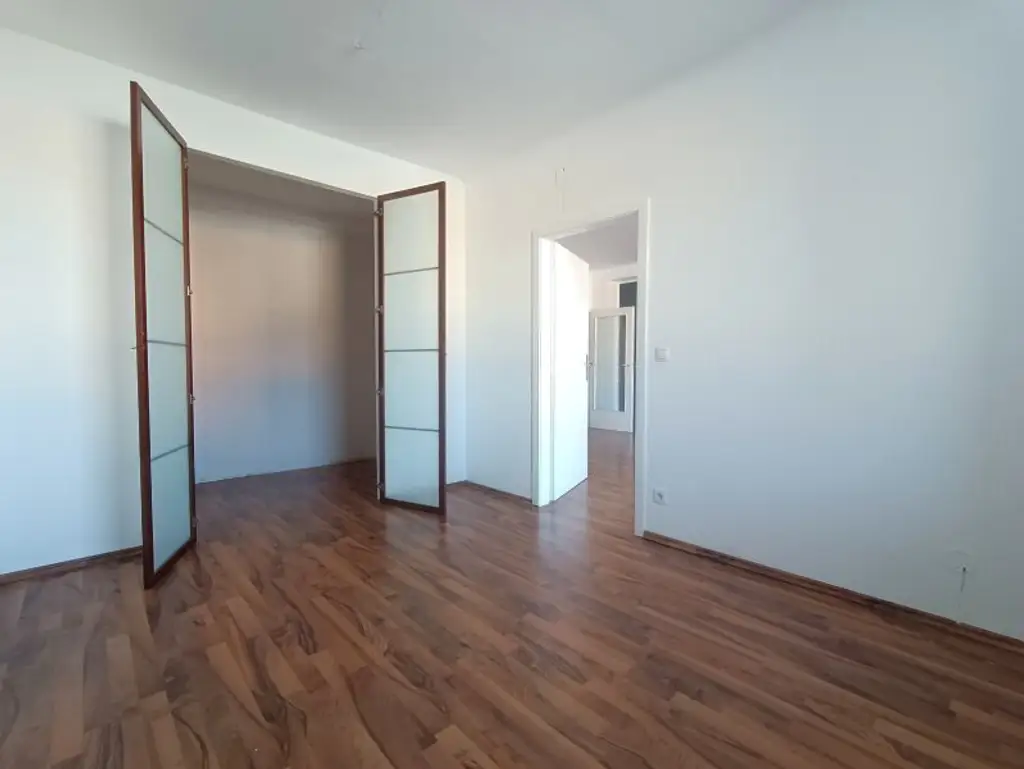 Sanierungsbedürftige 2-Zimmer Wohnung mit Loggia und idealer Verkehrsanbindung - Nähe U6 Dresdner Straße!
