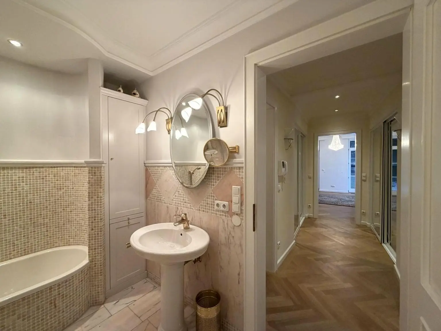 Badezimmer / Zugang zum Masterbed