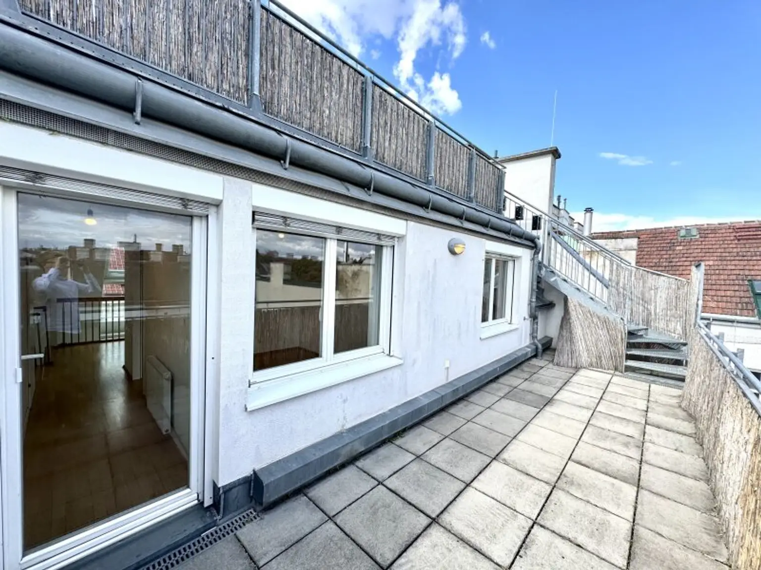 NEU! Lichdurchflutete Maissonette Dachgeschosswohnung mit Dachterrasse im Servitenviertel zu vermieten! Mit Blick auf Stephansdom und Kahlenberg!