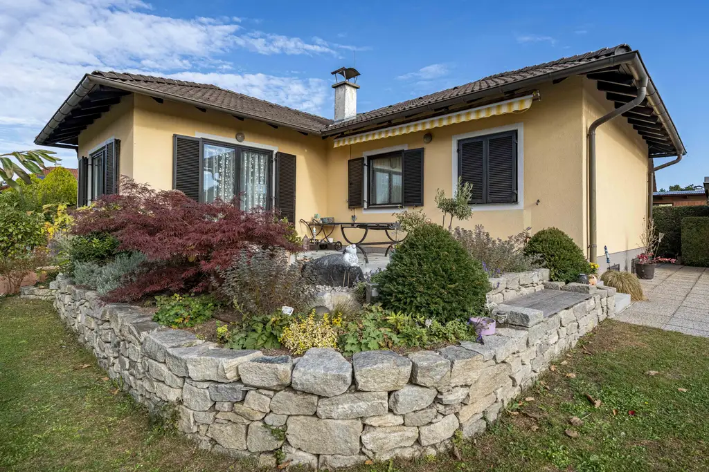 >> Gepflegter Bungalow auf sonnigem Eckgrundstück mit Garage & Pool 