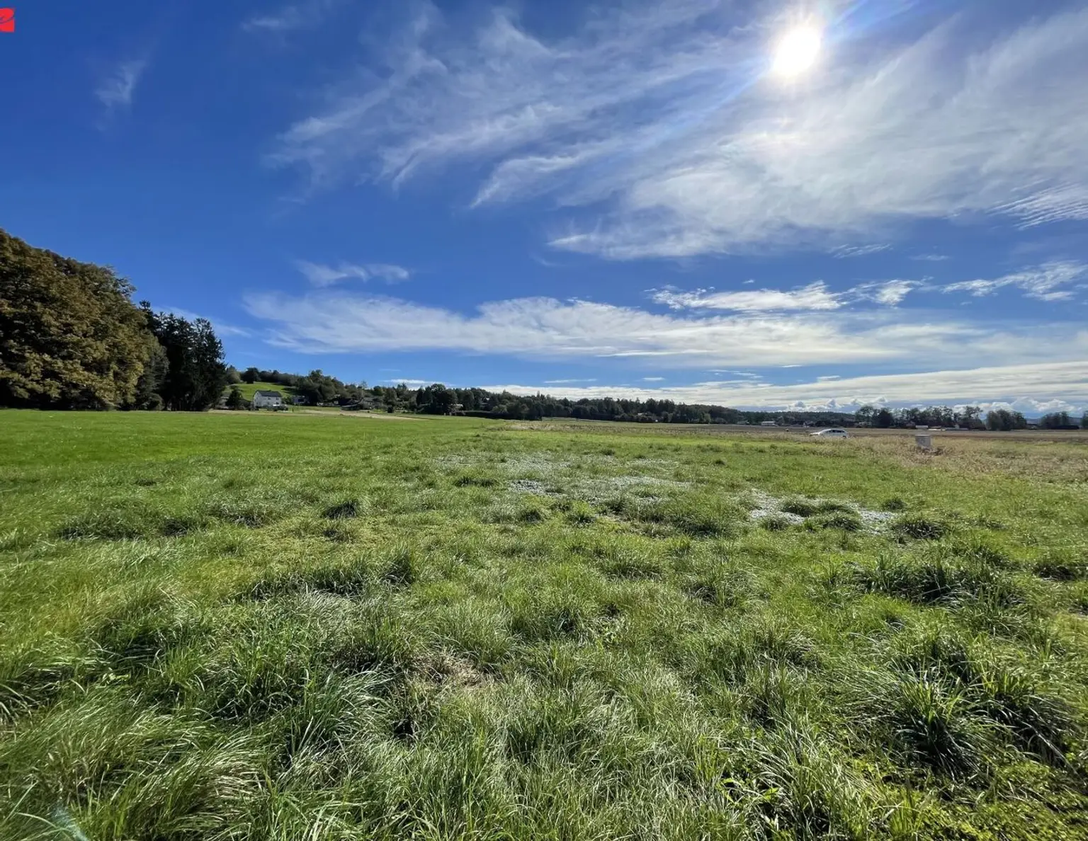 Sonniges Bauland in malerischer Landschaft
