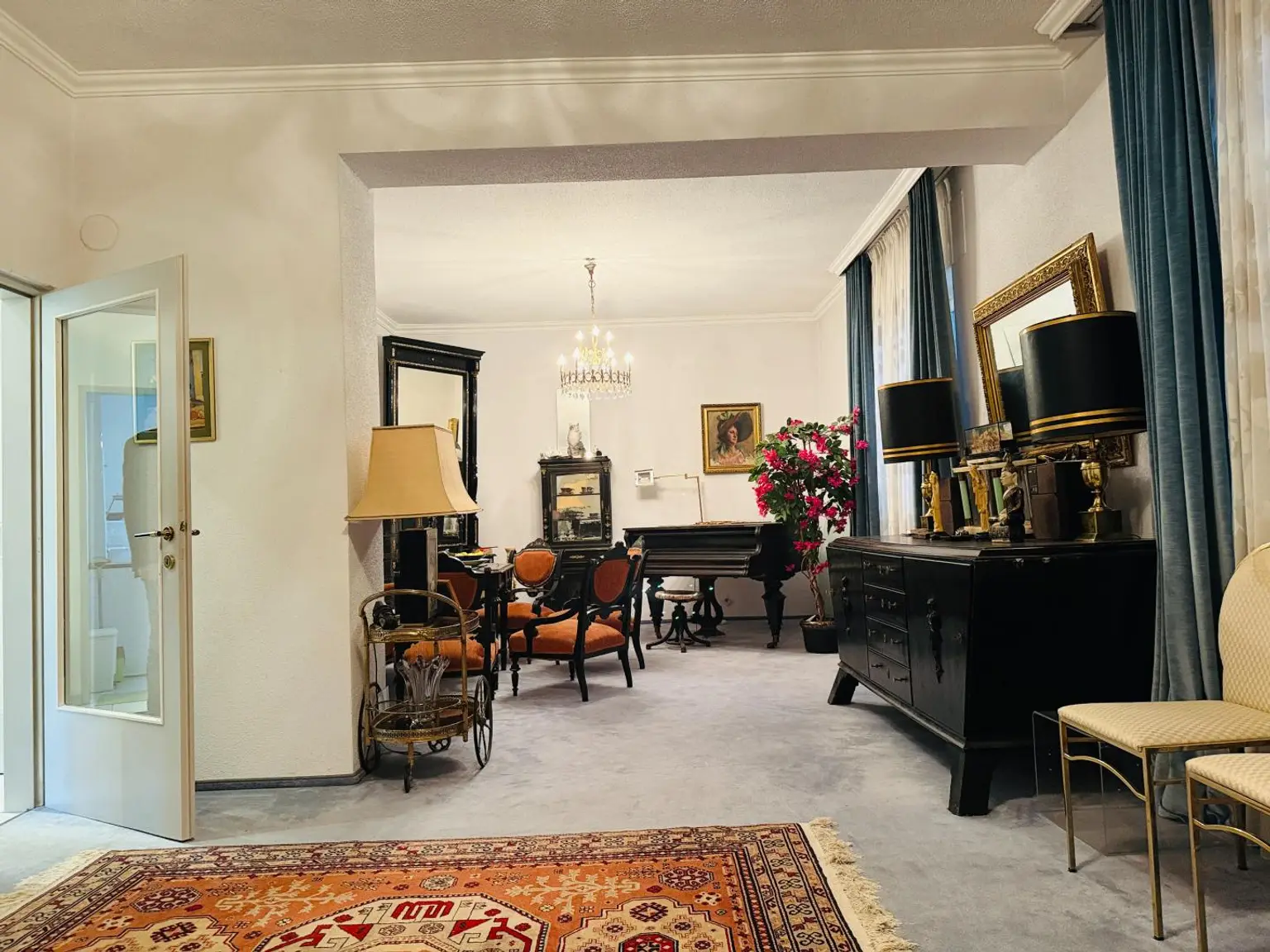 Villa mit Wintergarten und Nebengebäude