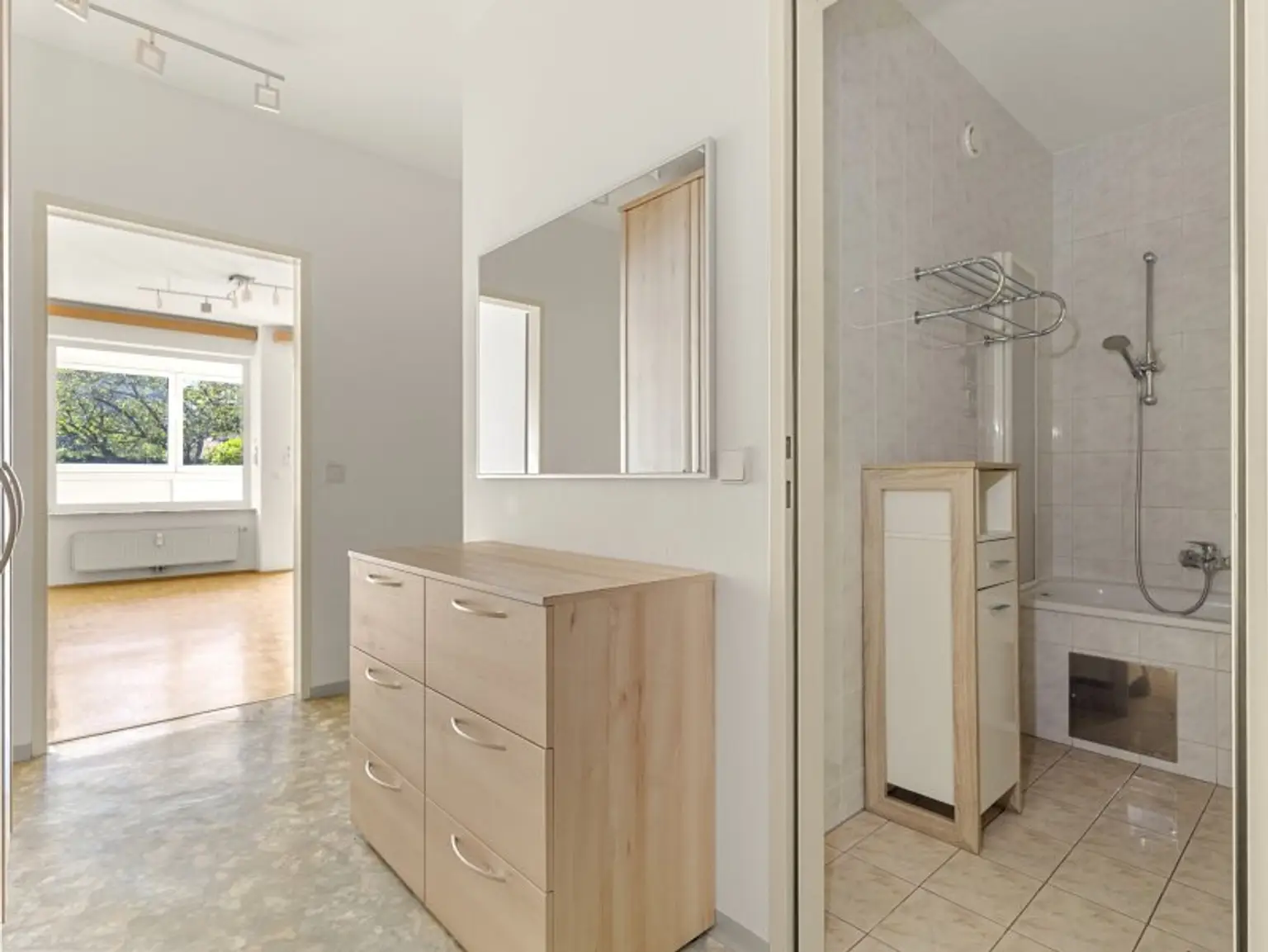 Schöne und teilmöblierte 2 Zimmer Wohnung 65m² mit Westloggia und Tiefgarage in Viktring - Rekabachweg