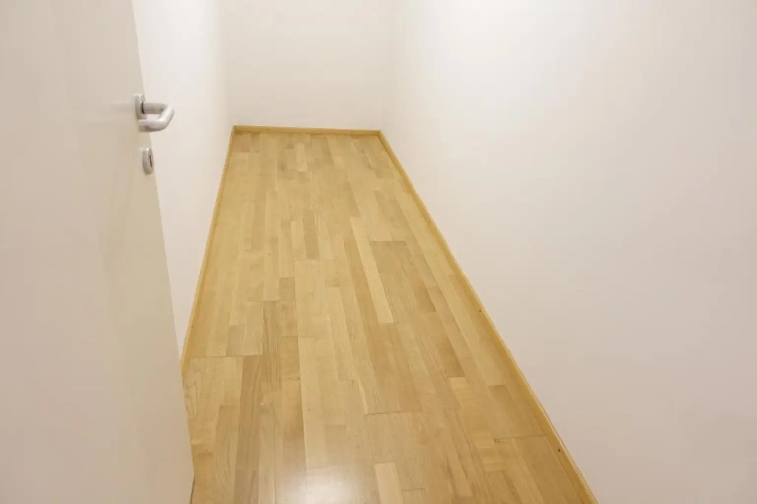 großer Abstellraum bei der Küche