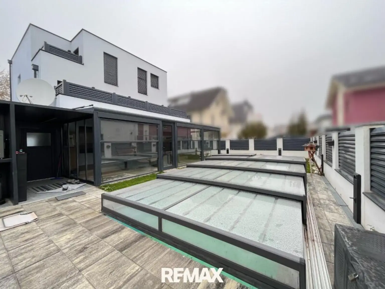 Außenansicht mit Pool