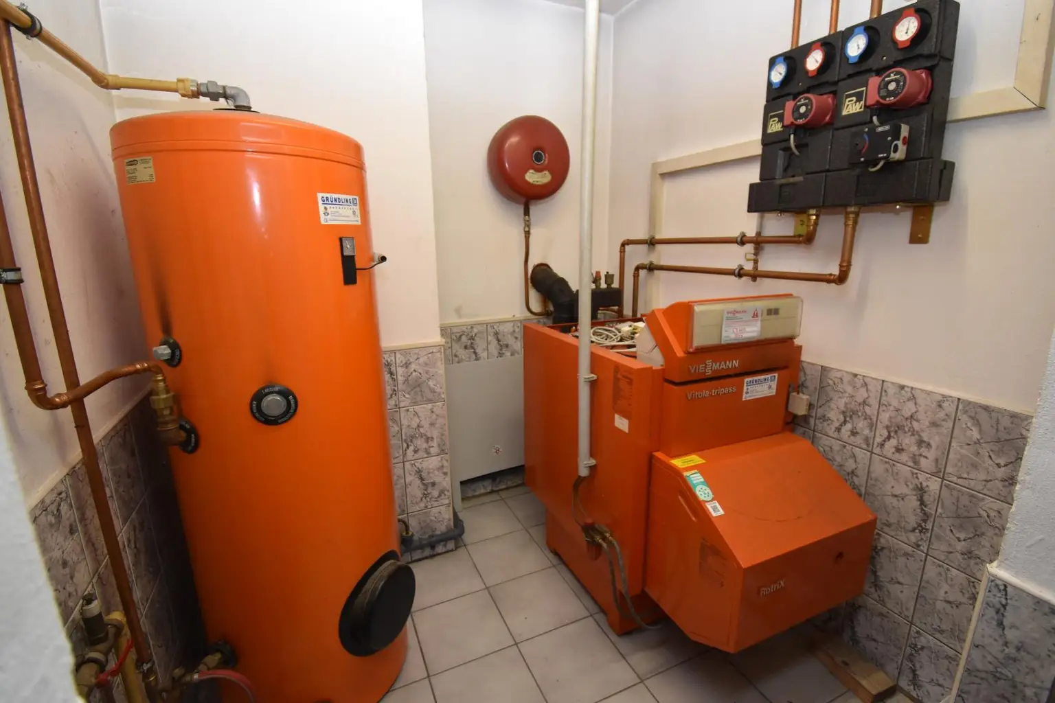 Wohnhaus mit SANIERUNGSBEDARF