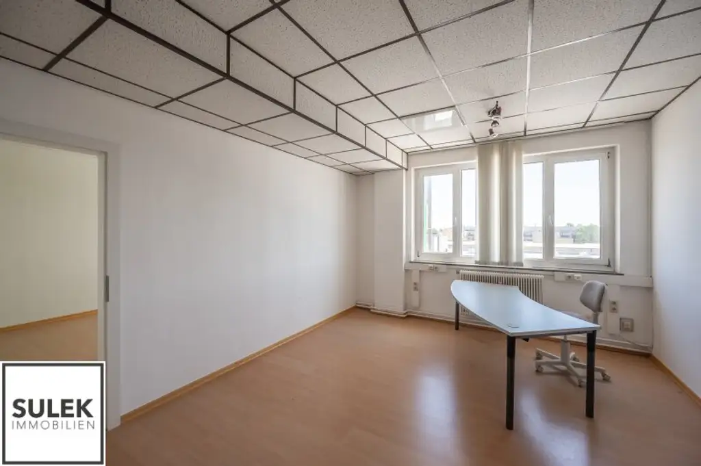 Grundstück mit vier Baukörpern - Büro-, Geschäfts- und Gewerbegebäude inkl. Parkplätzen in Vösendorf