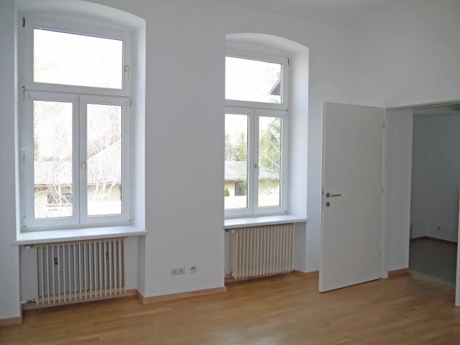 FÜR SINGLES ODER PAARE MIT FIXEM EINKOMMEN - GROSSZÜGIGE WOHNUNG MIT TERRASSE