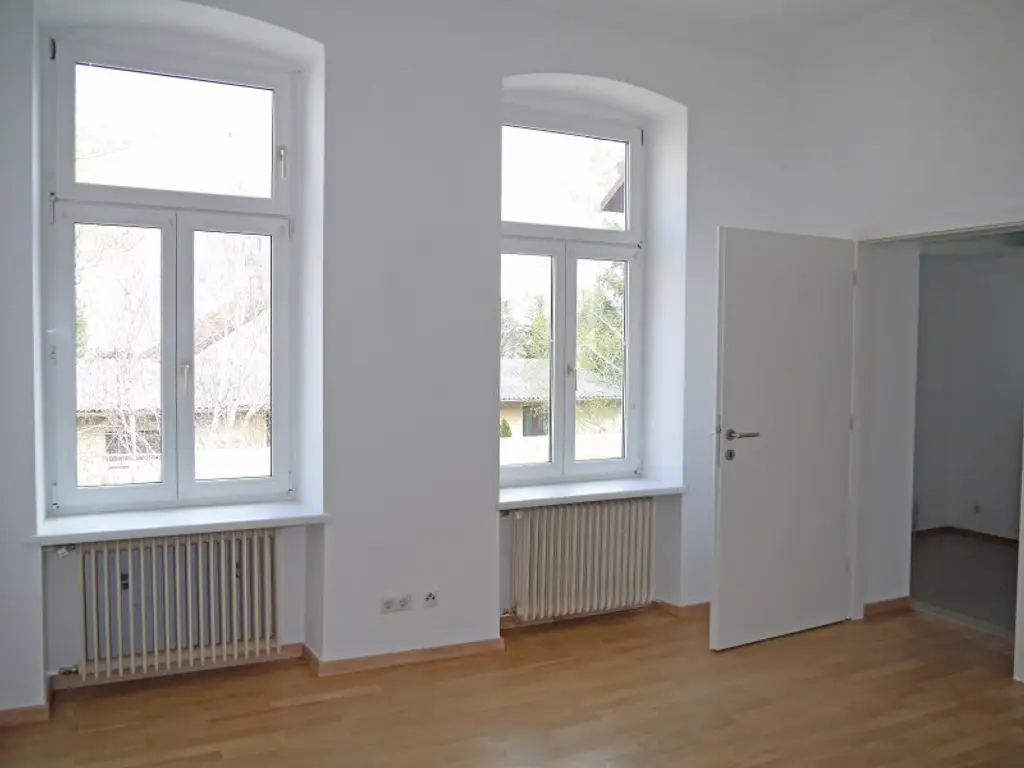 FÜR SINGLES ODER PAARE MIT FIXEM EINKOMMEN - GROSSZÜGIGE WOHNUNG MIT TERRASSE