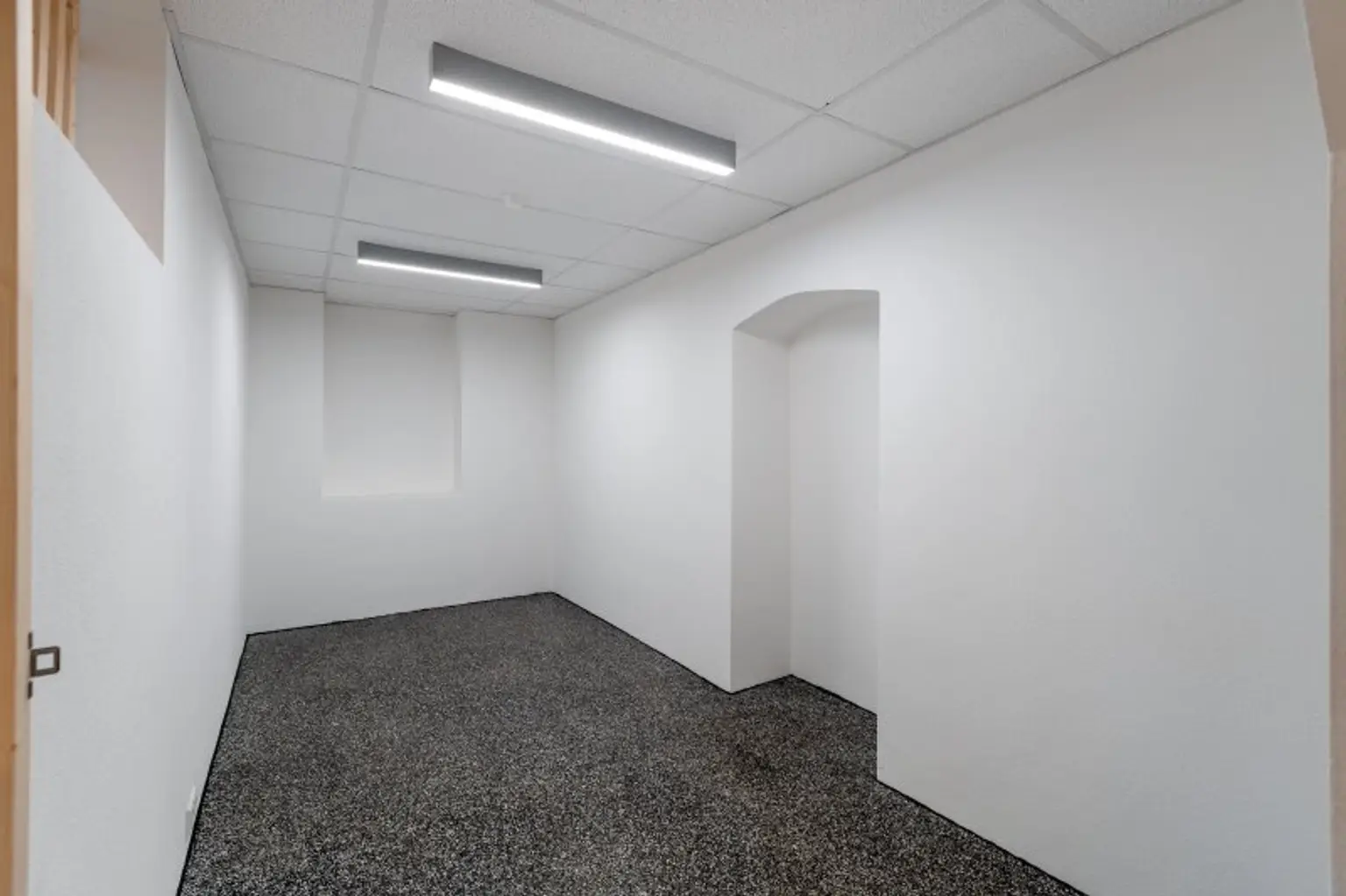 ELEGANZ TRIFFT MODERNE: Luxuriöse 3-Zimmer-Wohnung mit sonnigem Balkon inkl. Bergblick im Villenviertel zu mieten!