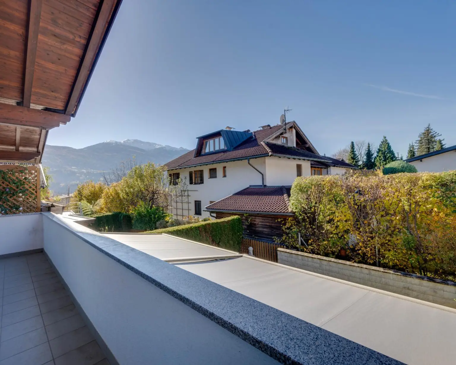 Attraktive Doppelhaushälfte mit sonnigem Wintergarten in ruhiger Lage