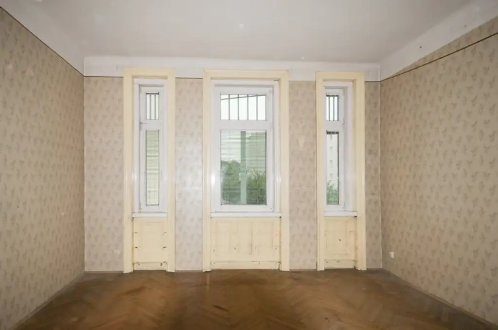 3-ZIMMER-ALTBAU MIT BALKON - SANIERUNGSBEDÜRFTIG IN TOP LAGE!