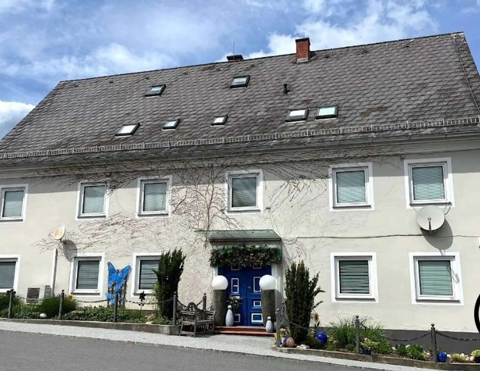 * Top-Lage Ligist: Traumhaftes Herrenhaus mit dzt. 4 Wohneinheiten und weiteren Grundstücken ca. 5% Rendite *