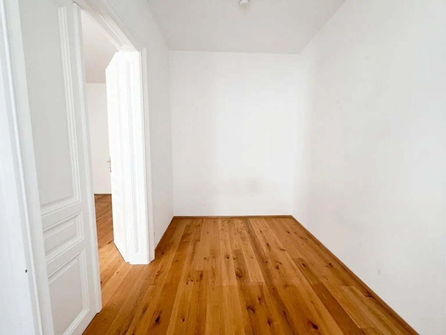 UNBEFRISTET und TOP LAGE: Schöne 2-Zimmer-Altbauwohnung