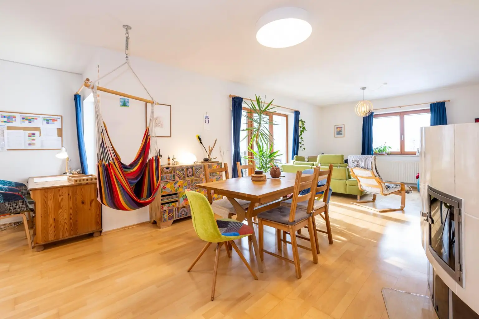 Wohnzimmer mit Kachelofen