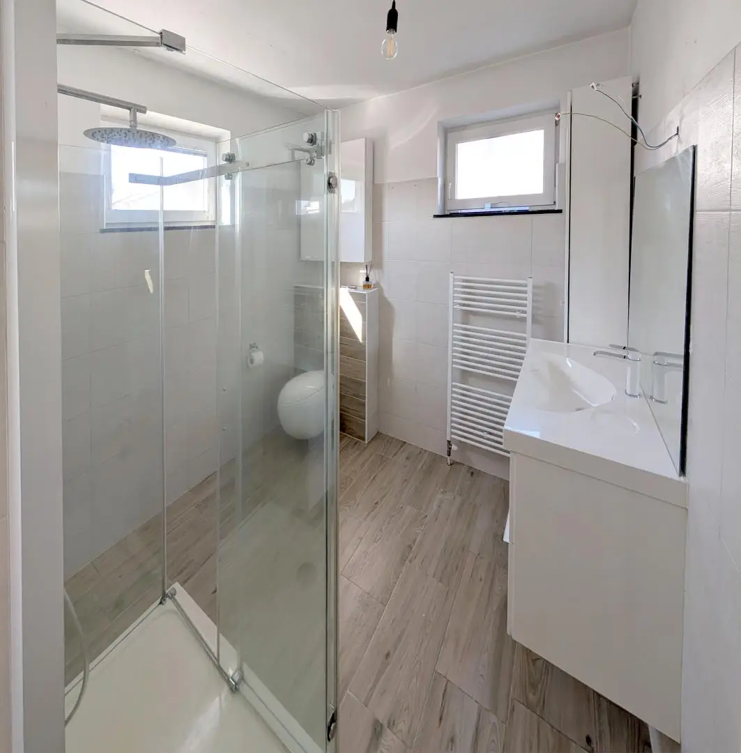 Bad mit Dusche und WC