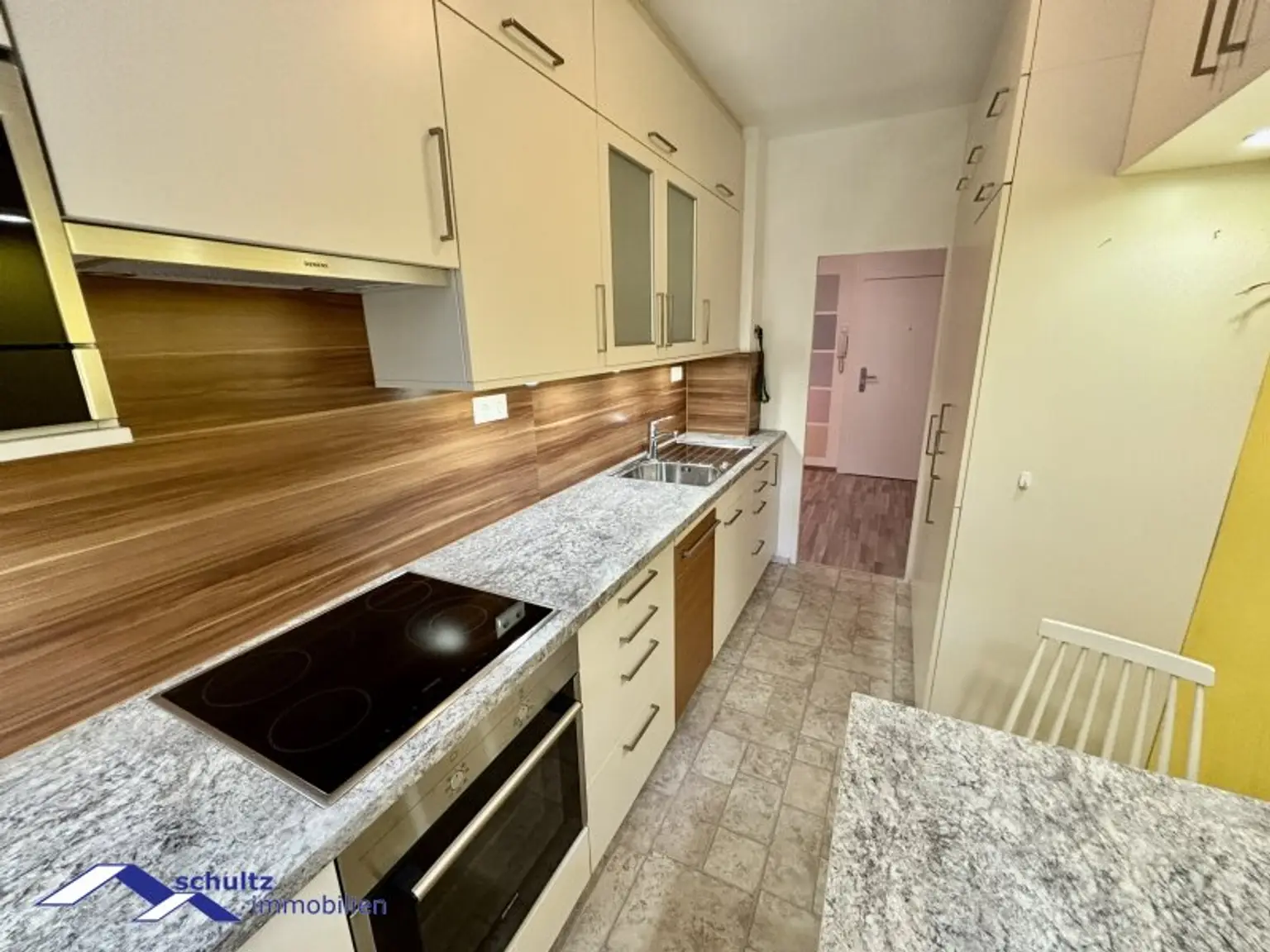 SCHULTZ IMMOBILIEN - Charmante 2-Zimmer-Wohnung in Baden! Ruhelage!  Balkon und Garage!