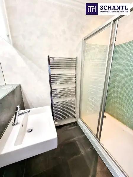 Zwischen Wiener Klassik und Naschmarkt Vibes - Ihr Zuhause mit Charme! Hofseitiger Balkon + Ruhiges Schlafzimmer! HIP und TRENDY die Gegend - Magisch schön das Altbauhaus - Ein MUST HAVE die Wohnung!