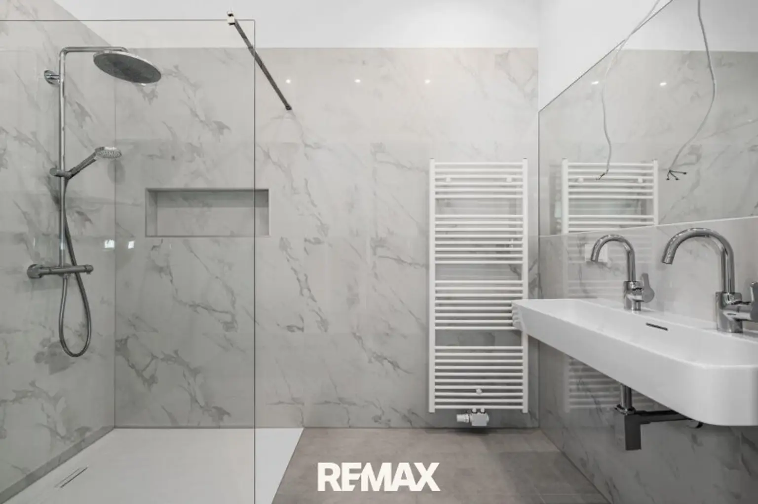 Badezimmer mit Dusche