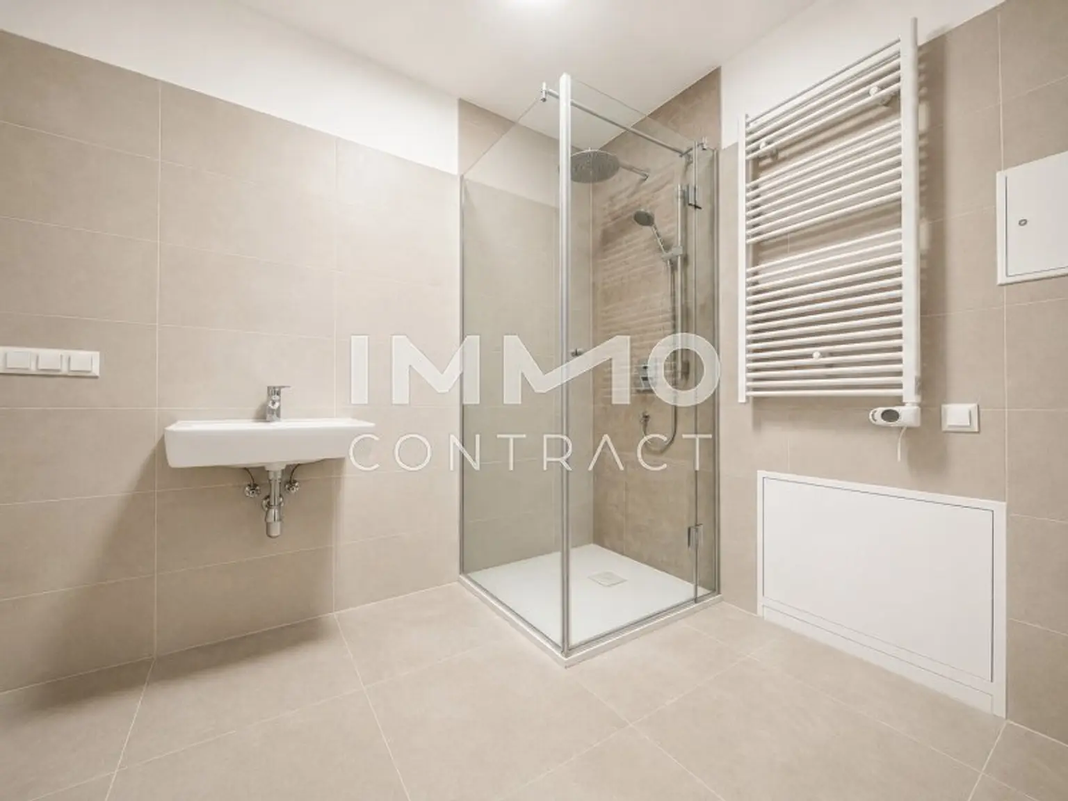 Bad mit Dusche und WC