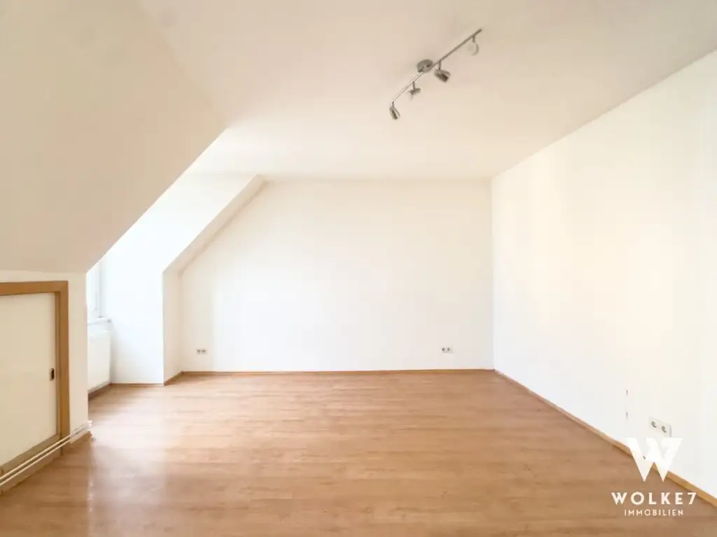 Sonnige Dachgeschosswohnung am Keplerplatz – Top Lage U1