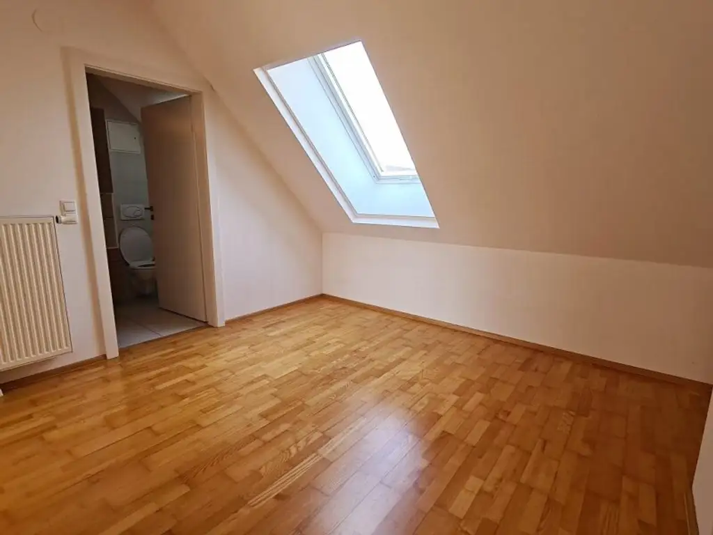 INNSTRASSE, FERNBLICK, unbefristete 97 m2 Dachgeschoß-Maisonette mit Loggia, 2 Zimmer, Komplettküche, Wannenbad, Parketten, gefördert
