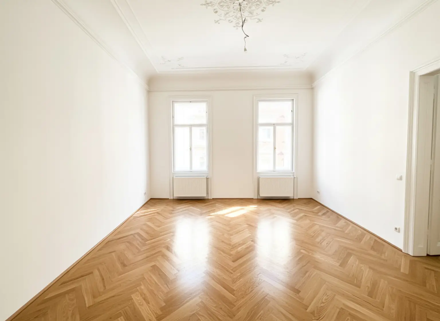 ERSTBEZUG NACH GENERALSANIERUNG: Einzigartige helle Altbauwohnung mit Stuckdecken in ruhiger Lage und einem kleinen Balkon