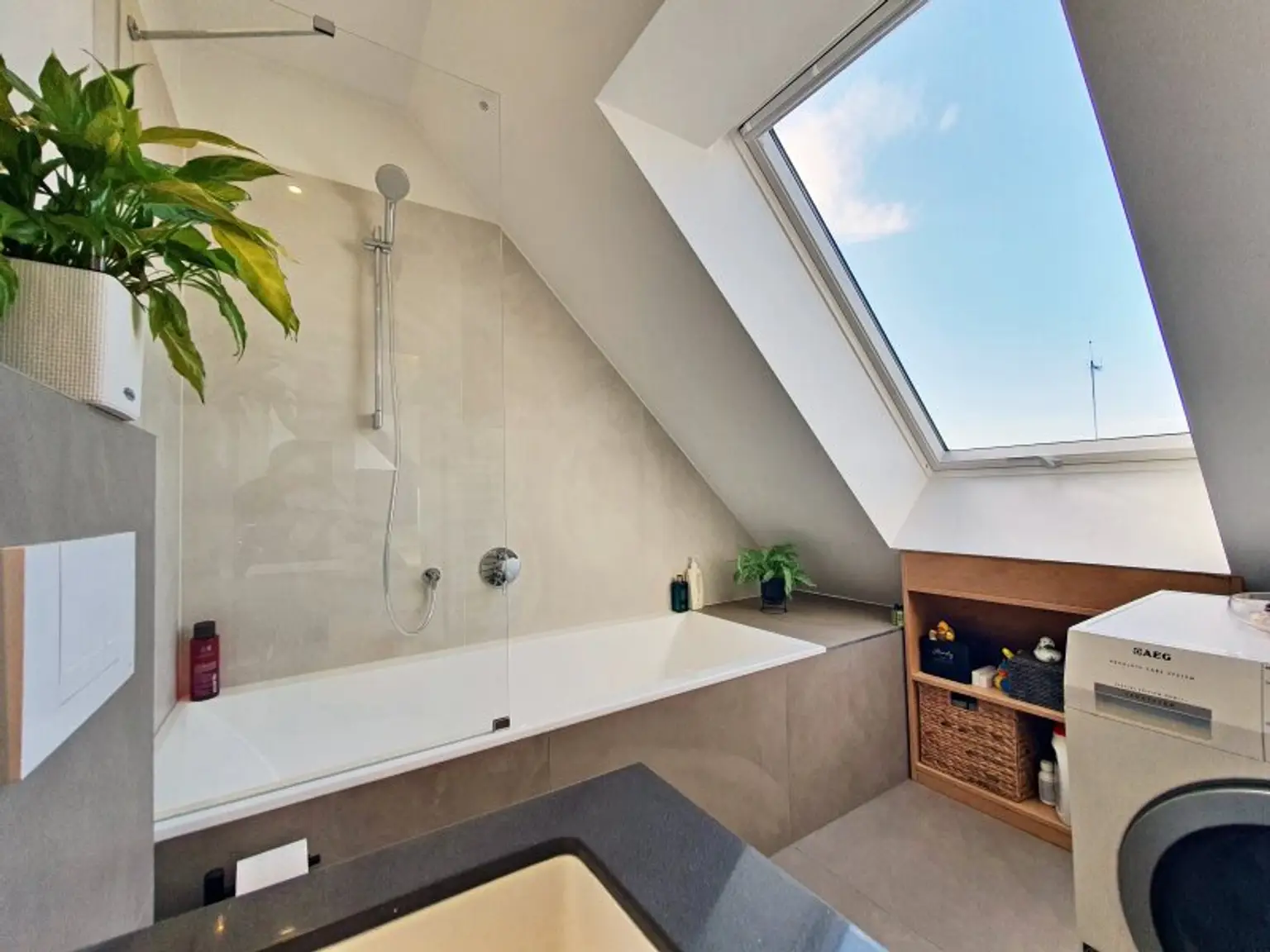 Badezimmer #2 mit Tageslicht: Markenarmaturen!
