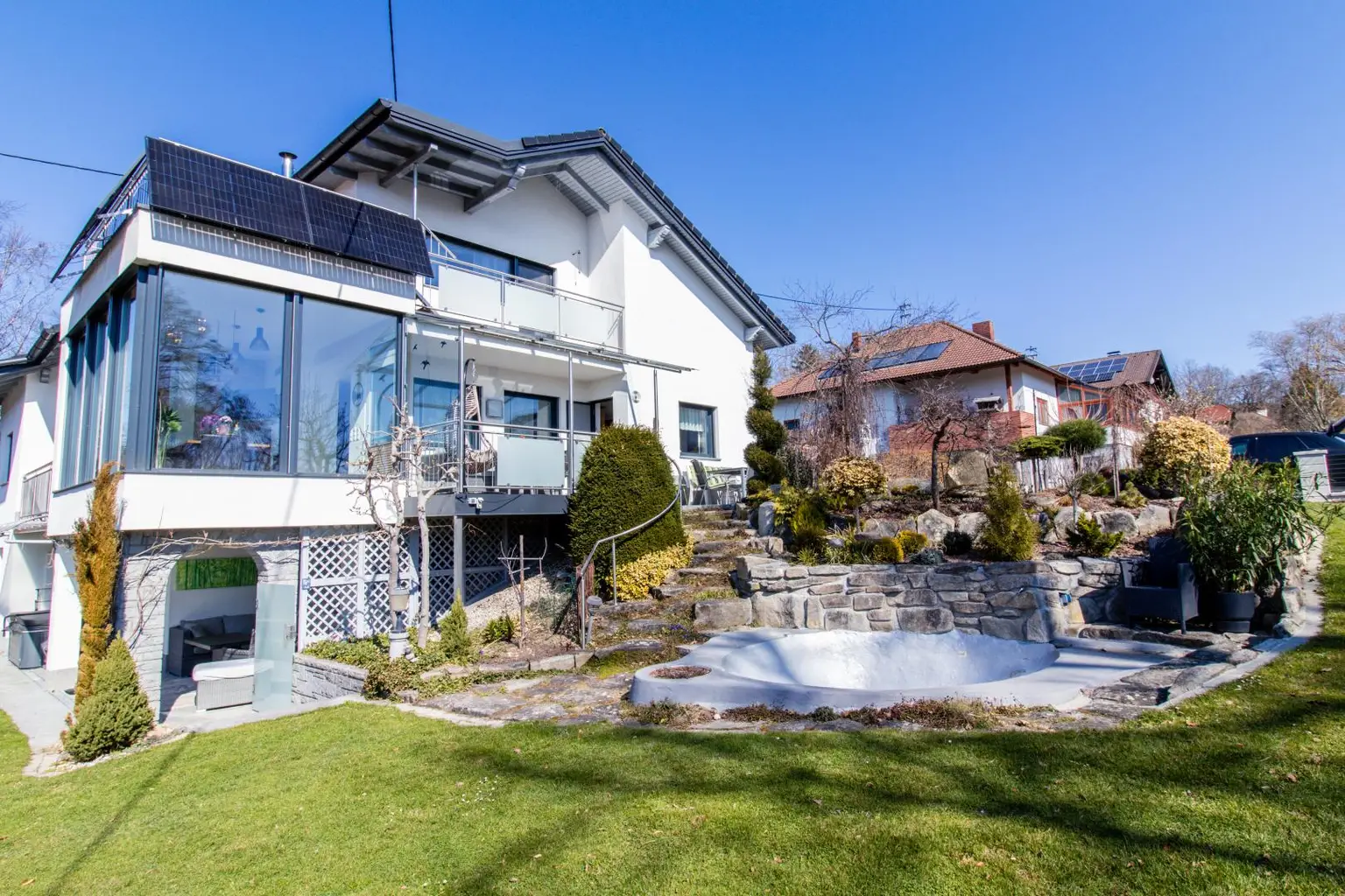 Außenansicht mit Garten