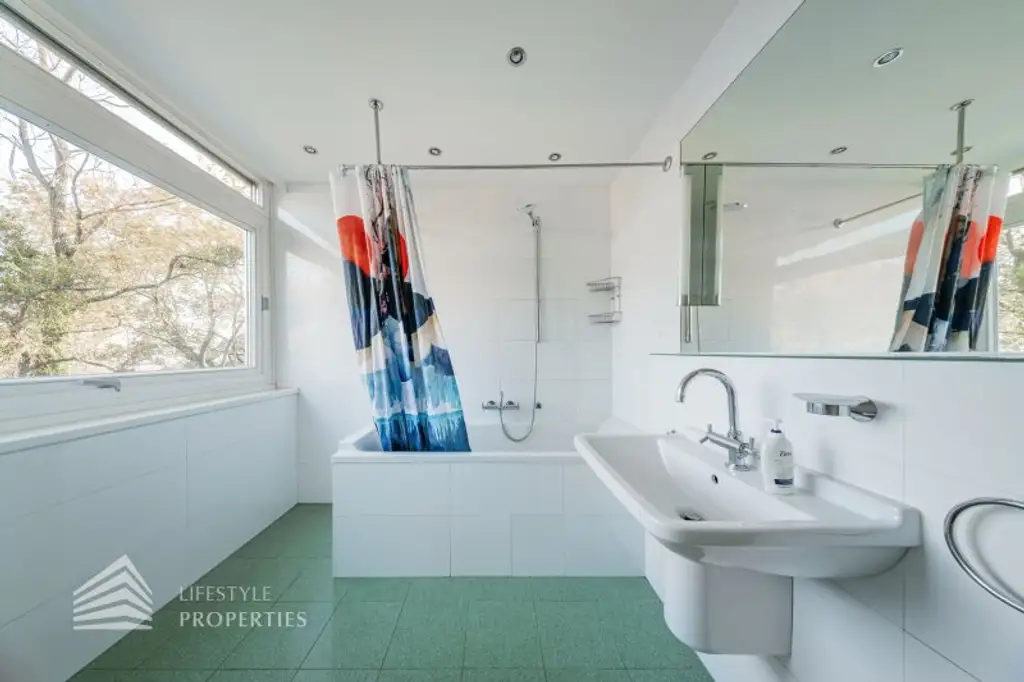 Wunderschöne 5 - Zimmer Wohnung mit Terrasse und Garten