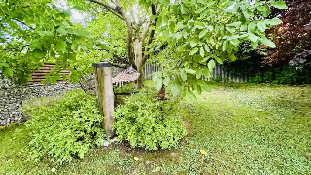 Zwei schöne Bungalows mit großem Garten