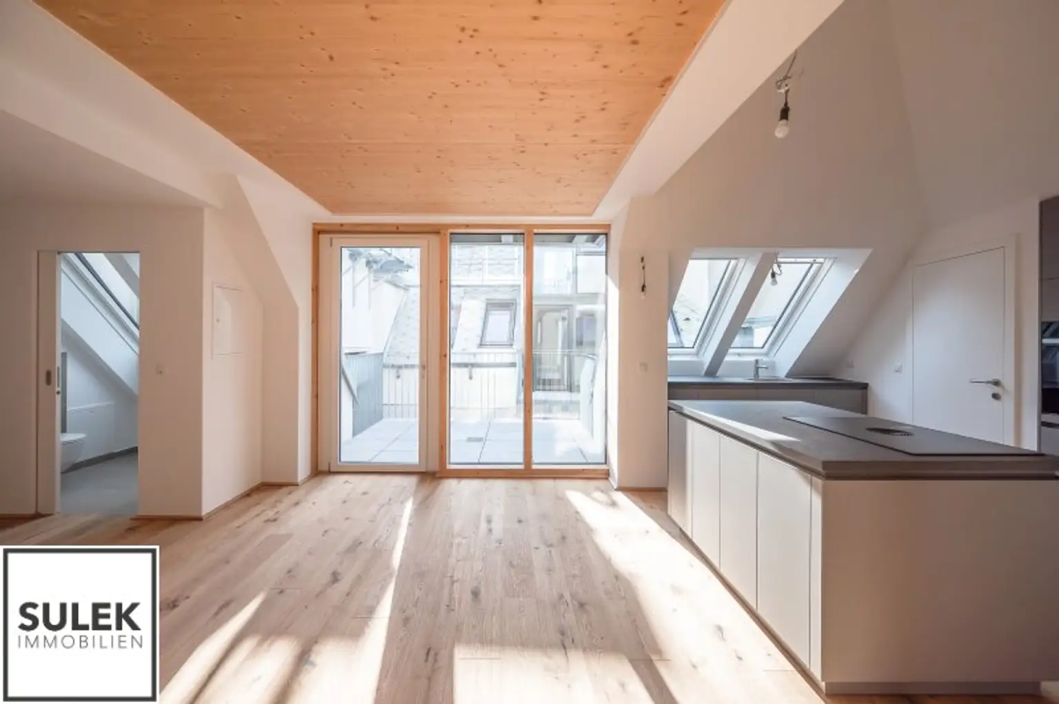 Erstbezug mit weitläufigem & lichtdurchfluteten Wohnbereich, sowie 2 hofseitigen Freiflächen