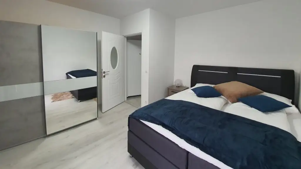 Zinshaus mit 5 Wohneinheiten, 5 KFZ Garagenplätze, Balkone, Garten (vermietet)