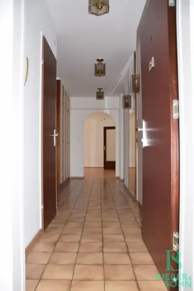 Eleganter "Retro-Style" - Großzügige, sonnige, ruhige Wohnung mit Süd-Loggia! 2 Garagenplätze!