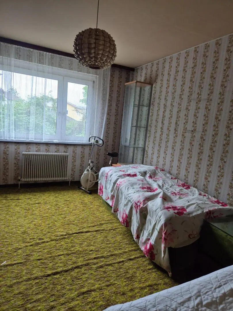 Renovierungsbedürftige 4 Zimmer Wohnung mit Loggia