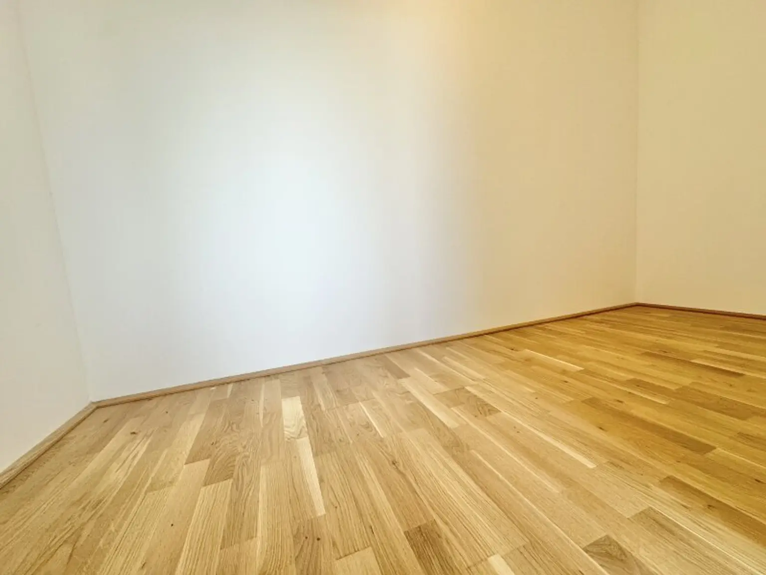 AB SOFORT BEZIEHBAR!! Traumhafte Dachgeschosswohnung inkl. sehr großer Terrasse! Tolle Anbindung - U1 Kagranerplatz!!