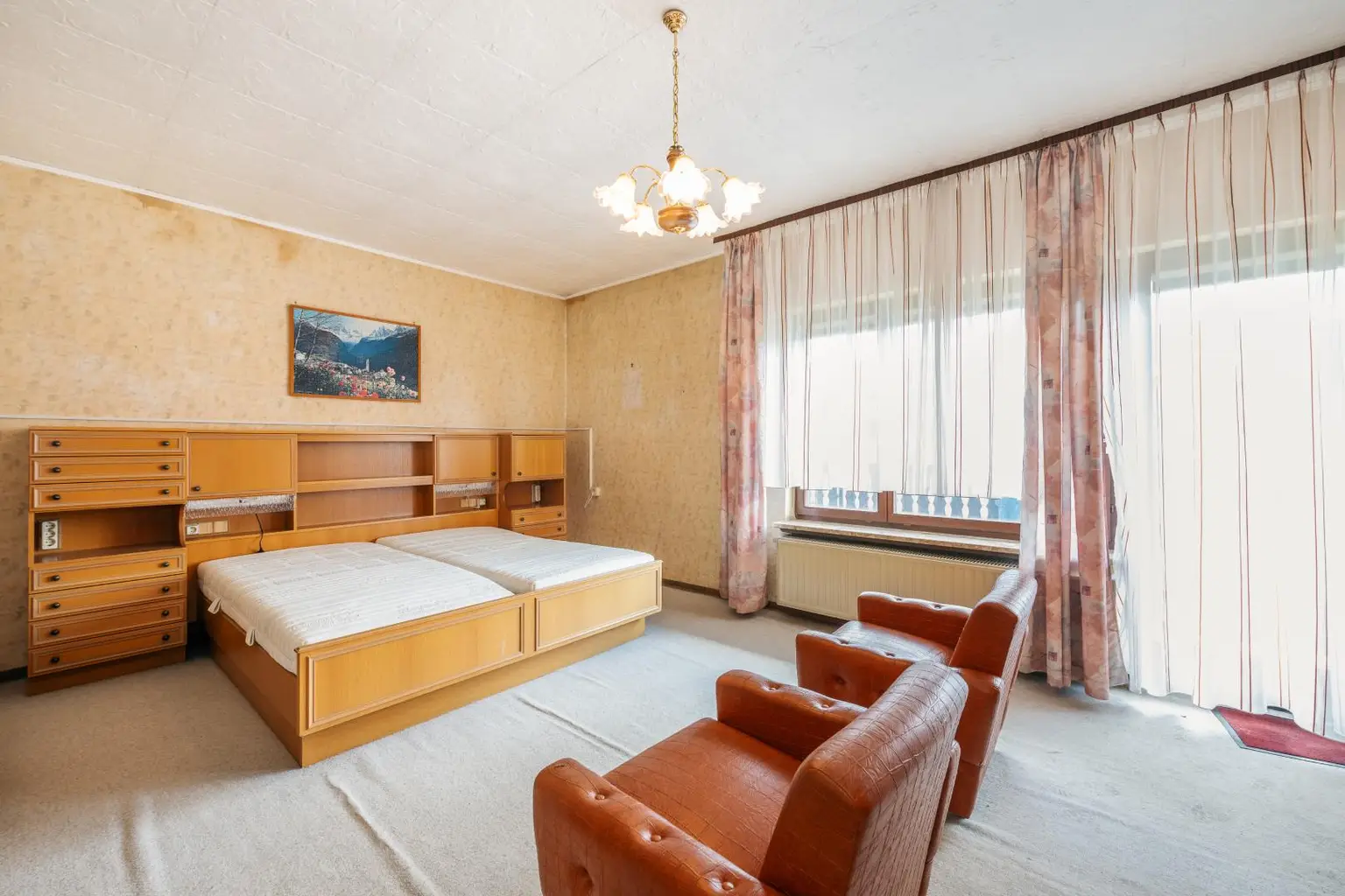 Schlafzimmer mit Zugang zum Balkon OG