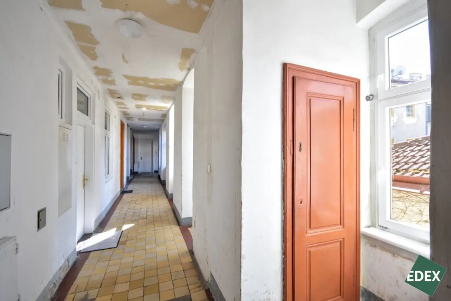 Altbau mit Charme – lichtdurchflutete Wohnung zum Sanieren