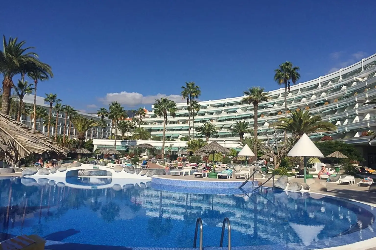Altamira – Apartamentos con piscina en primera línea de mar en Costa Adeje